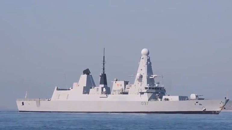 Στον Πειραιά το βρετανικό αντιτορπιλικό «HMS Duncan D37» – Τί συμβαίνει (βίντεο)